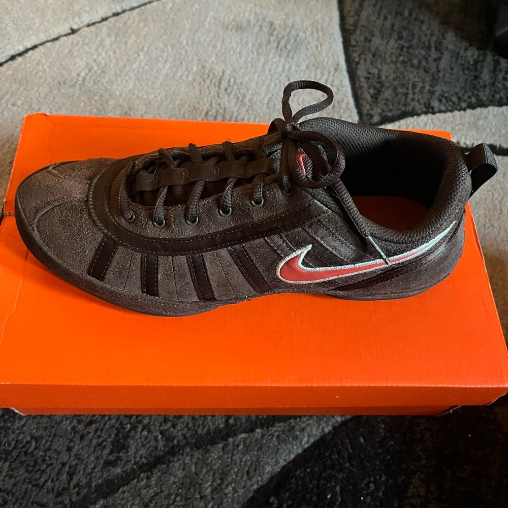 Women Nike MusiqueII Suede Size 9